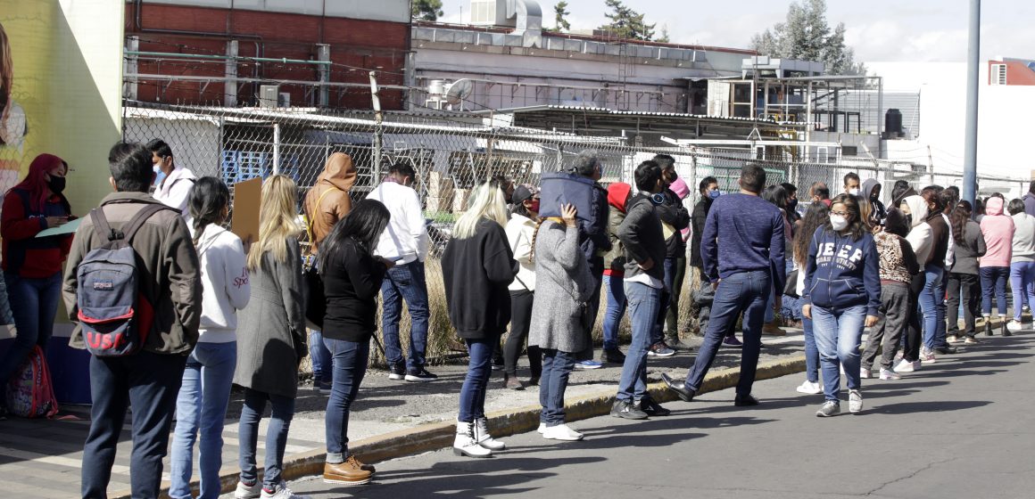 (FOTOS Y VIDEO) Fila de más de 500 personas en espera de realizar trámites en el módulo del INE de Plaza Loreto