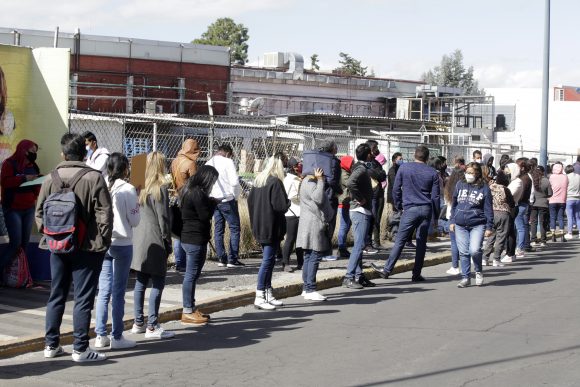 (FOTOS Y VIDEO) Fila de más de 500 personas en espera de realizar trámites en el módulo del INE de Plaza Loreto