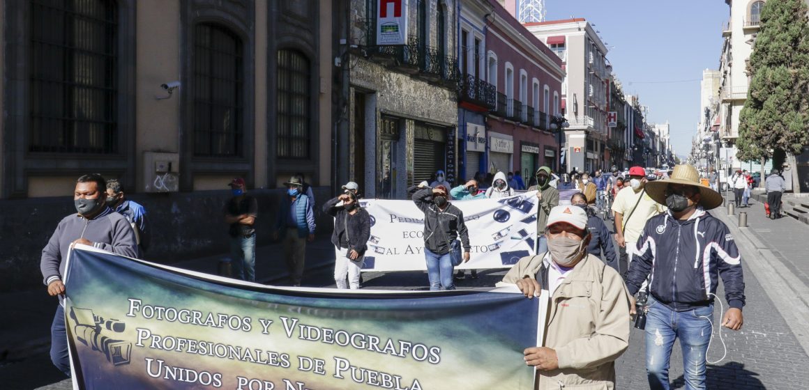 (FOTOS) Piden fotógrafos de sociales ayuda a económica al ayuntamiento