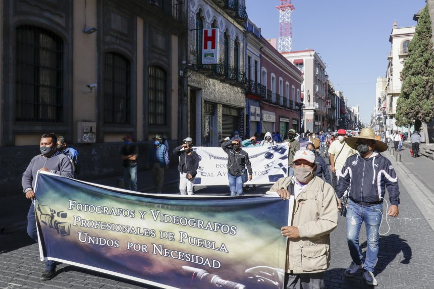 MANIFESTACIÓN . FOTÓGRAFOS (FOTOS) Piden fotógrafos de sociales ayuda a económica al ayuntamiento