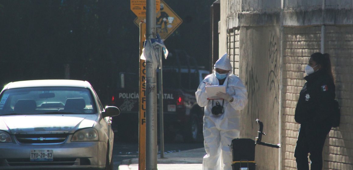 (FOTOS) Tiran un cuerpo sobre la 52 Poniente