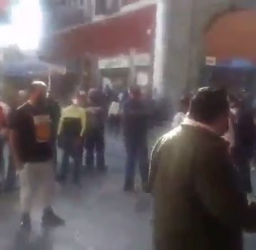 (VIDEO) A golpes se pelean la calle 5 de Mayo los ambulantes