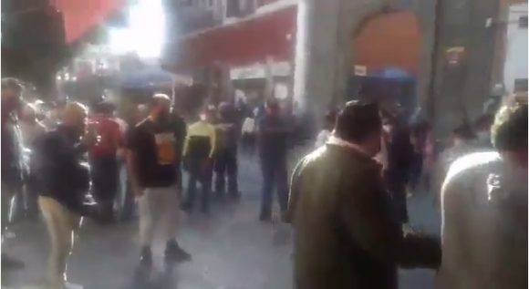 (VIDEO) A golpes se pelean la calle 5 de Mayo los ambulantes