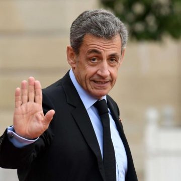 Expresidente francés es condenado a 3 años de cárcel