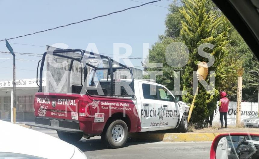 (VIDEO) Patrulla de Policía Estatal choca contra coche, poste, camellón y árbol