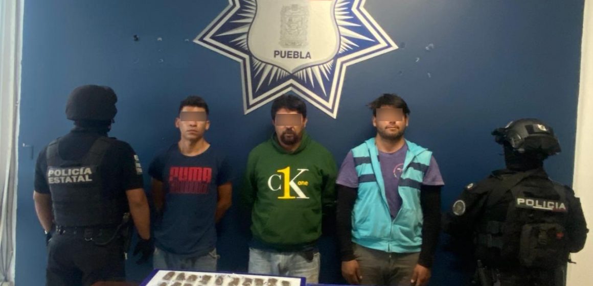 En Zacatlán, agentes de la Policía Estatal detienen a cinco presuntos narcomenudistas