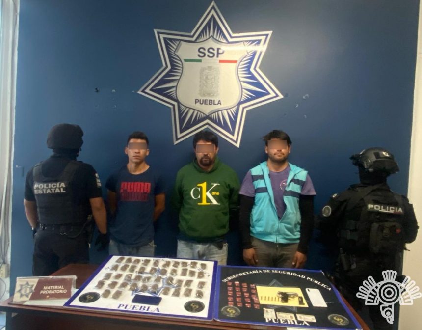 En Zacatlán, agentes de la Policía Estatal detienen a cinco presuntos narcomenudistas