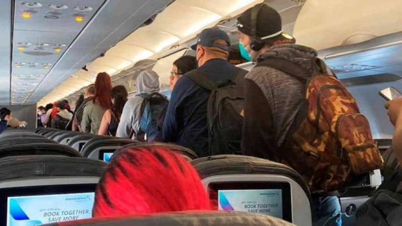 Suspenden venta de alcohol en vuelo donde viajaba AMLO