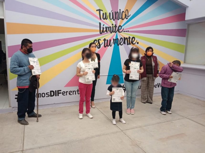 1fd18ffd-f27f-4e54-8554-39acebd5bff2 Con actas de nacimiento en Braille, SEDIF acerca servicios en Guadalupe Victoria