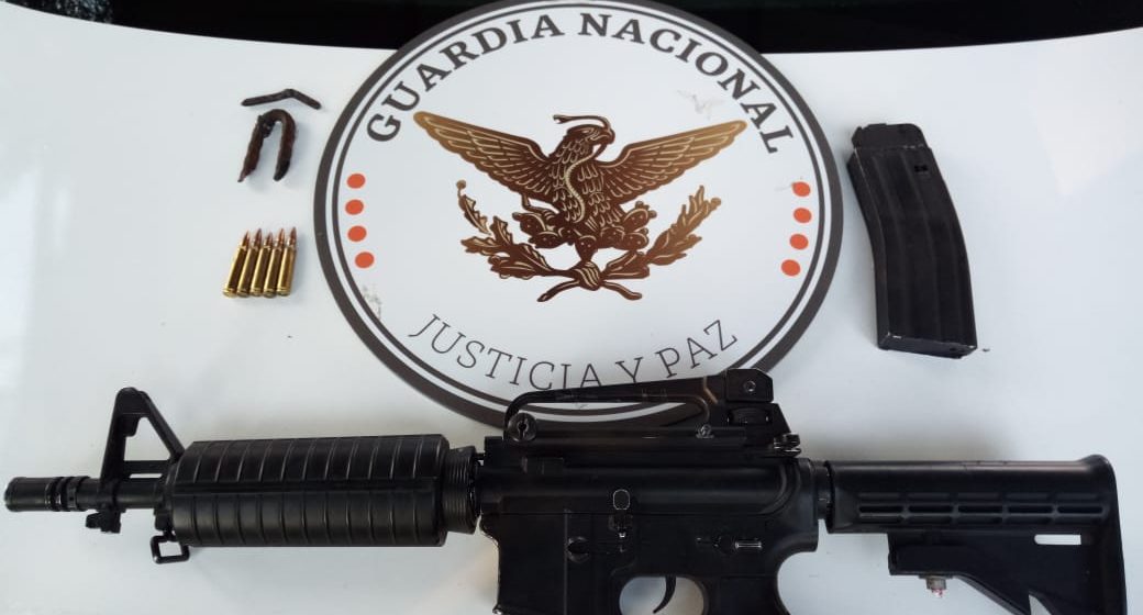 Guardia Nacional captura a presuntos asaltantes que caminaban con un AR-15 en la Puebla-México