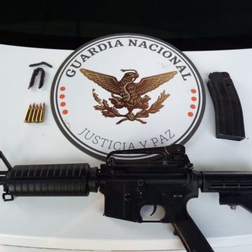 Guardia Nacional captura a presuntos asaltantes que caminaban con un AR-15 en la Puebla-México