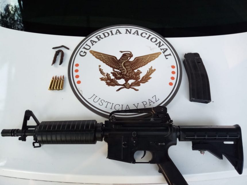 Guardia Nacional captura a presuntos asaltantes que caminaban con un AR-15 en la Puebla-México