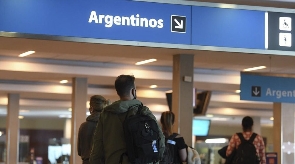 Argentina suspende vuelos con Brasil, Chile y México