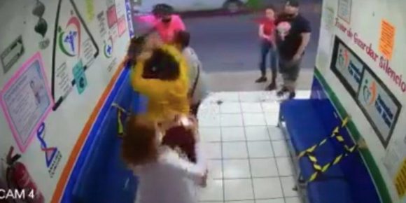 (VIDEO) Familia agrede a doctora por pedir que usen cubrebocas en farmacia