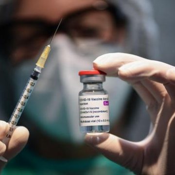 Suspende Dinamarca vacuna de AstraZeneca por “graves casos de trombos”