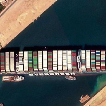 Se despliegan más remolcadoras hacia Canal de Suez