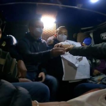 (VIDEO) Ricardo Anaya acompaña a enfermera en su trayecto al trabajo; se sube a una combi y al Metro