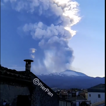 El volcán Etna vuelve a entrar en erupción dejando una lluvia de ceniza