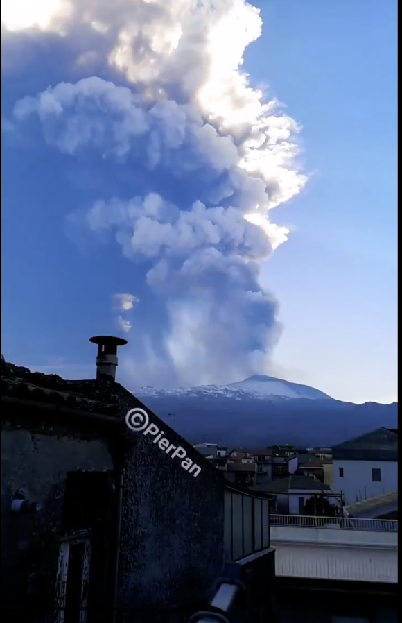 El volcán Etna vuelve a entrar en erupción dejando una lluvia de ceniza