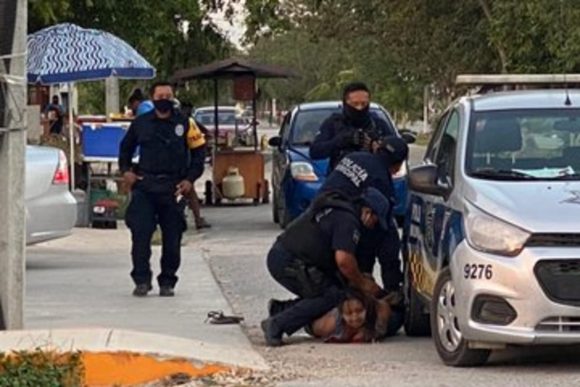 Muere mujer tras ser sometida brutalmente por policías en Tulum