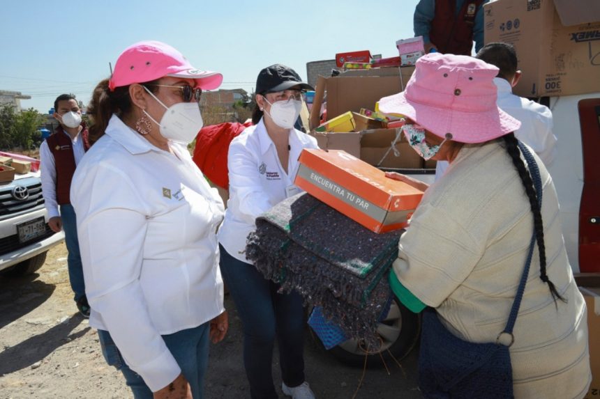 Entrega SEDIF ropa, calzado y juguetes a colonos de Valle del Paraíso