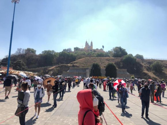 Este sábado se acabaron las fichas para aplicar vacunas pero las filas siguen en San Pedro Cholula