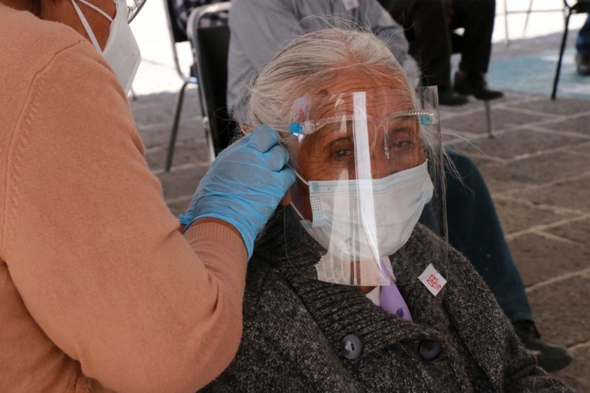 Entrega SEDIF mil 484 aparatos auditivos a personas de 217 municipios