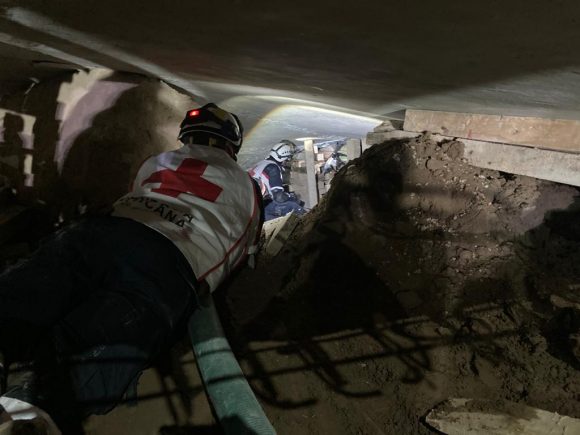Colapsa plaza y estacionamiento de Texmelucan, dejó tres muertos