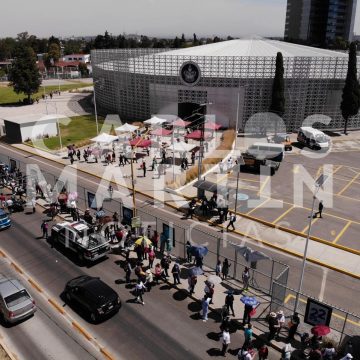 (VIDEOS) Con fallas en la logística y aglomeraciones cumplen con la vacuna anti Covid en Puebla
