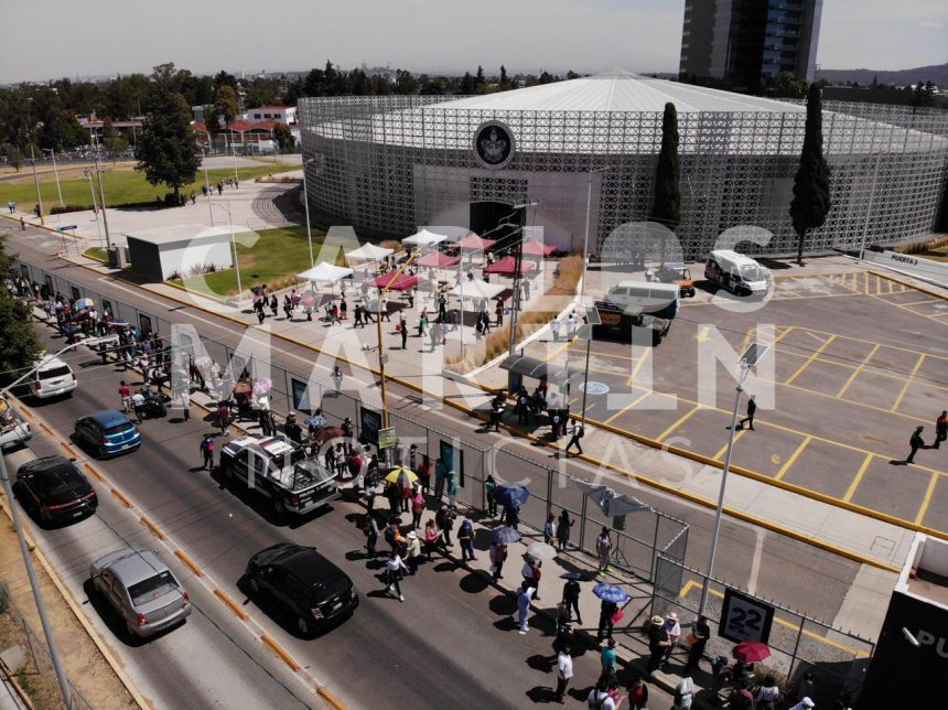 (VIDEOS) Con fallas en la logística y aglomeraciones cumplen con la vacuna anti Covid en Puebla