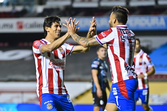 Las Chivas rescatan el empate ante ante el Querétaro