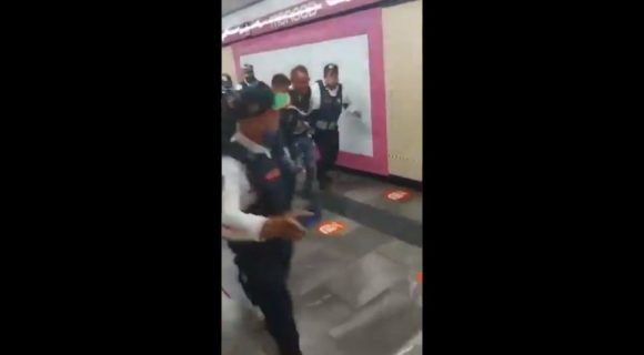 (VIDEO) Asalto al interior del Metro de CDMX; se reportaron balazos y un lesionado