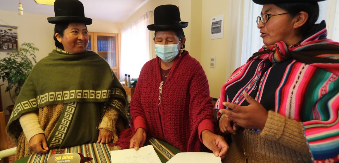 Mujeres indígenas en Bolivia proponen cárcel para esposos infieles