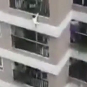 (VIDEO) Repartidor salva a niña de 3 años  que cayó de una altura de 12 pisos en Vietnam