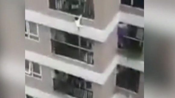 (VIDEO) Repartidor salva a niña de 3 años  que cayó de una altura de 12 pisos en Vietnam