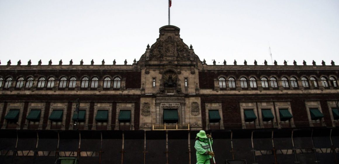 A tres días del 8 de marzo, blindan Palacio Nacional ante posibles protestas