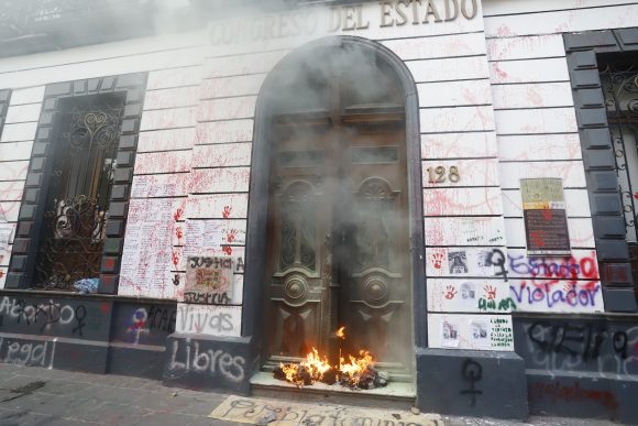 (VIDEO) M8 dejó destrozos y daños a edificios, autos, negocios y transporte