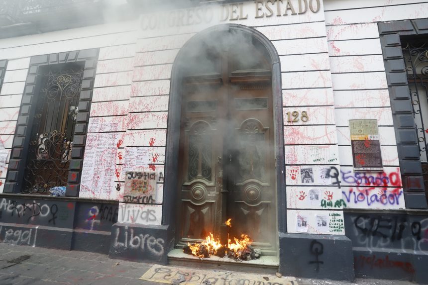 (VIDEO) M8 dejó destrozos y daños a edificios, autos, negocios y transporte