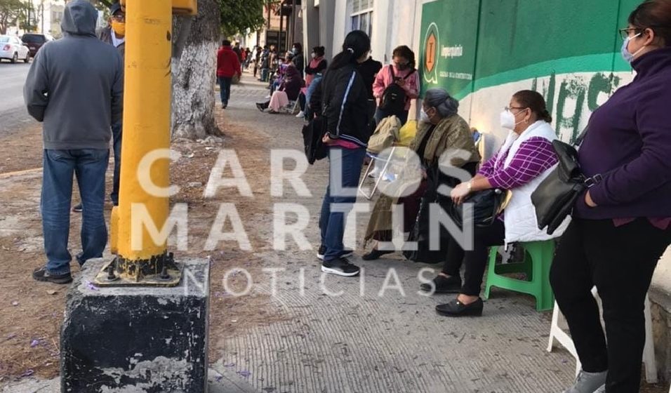 Ya hay filas en Tehuacán desde el viernes para esperar la vacuna contra el Covid