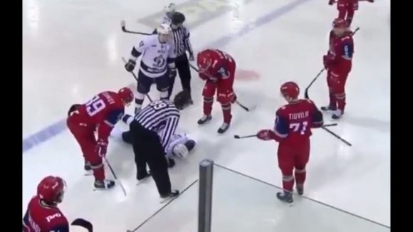 (VIDEO) Muere jugador de hockey tras recibir golpe en la cabeza con disco en pleno partido