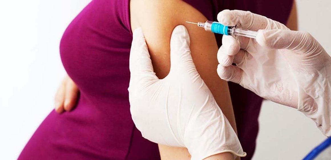 Las vacunas de Pfizer y Moderna son seguras para embarazadas y lactantes: estudio