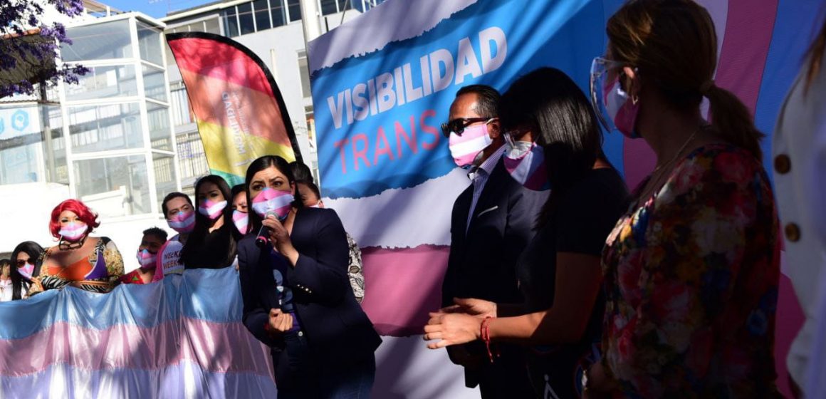 Ayuntamiento de Puebla devela placa en honor a la activista Agnes Torres