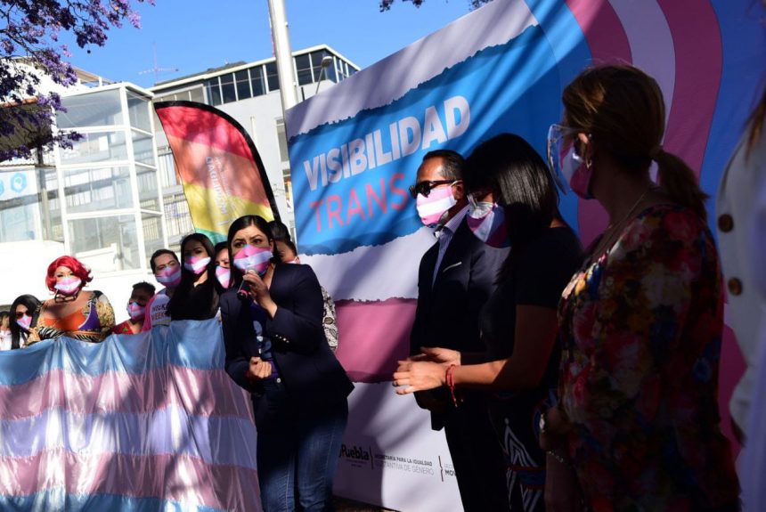 Ayuntamiento de Puebla devela placa en honor a la activista Agnes Torres