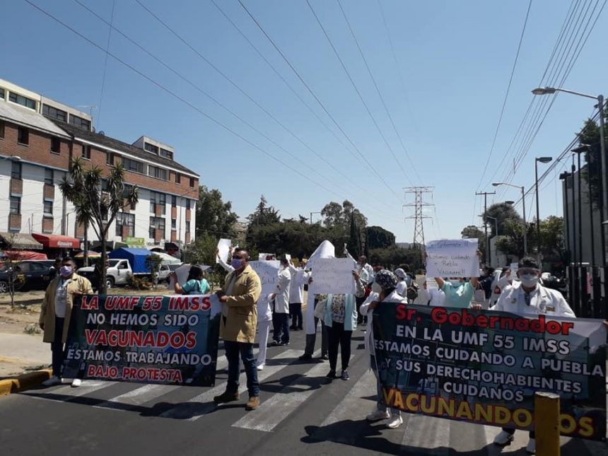 (FOTOS Y VIDEO) Trabajadores del IMSS Amalucan exigen vacuna contra COVID19