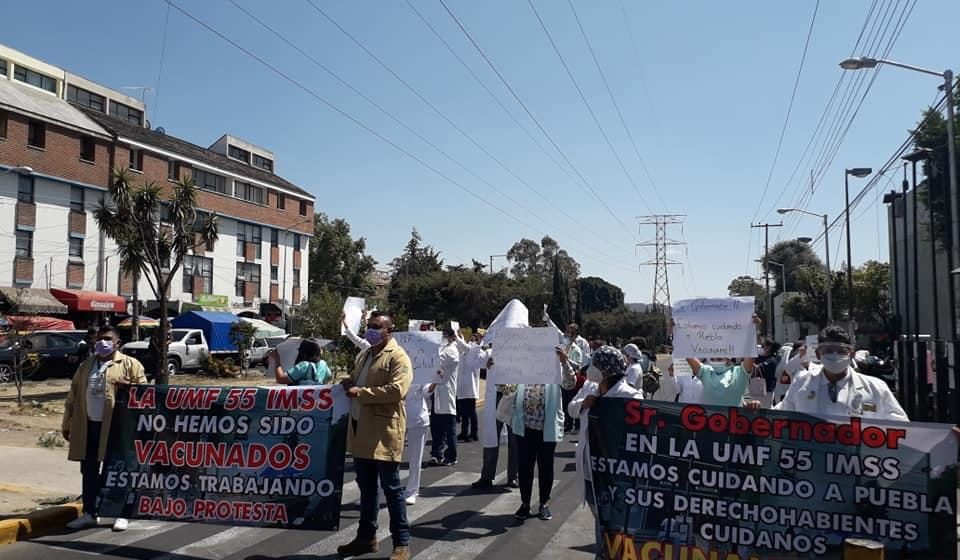(FOTOS Y VIDEO) Trabajadores del IMSS Amalucan exigen vacuna contra COVID19
