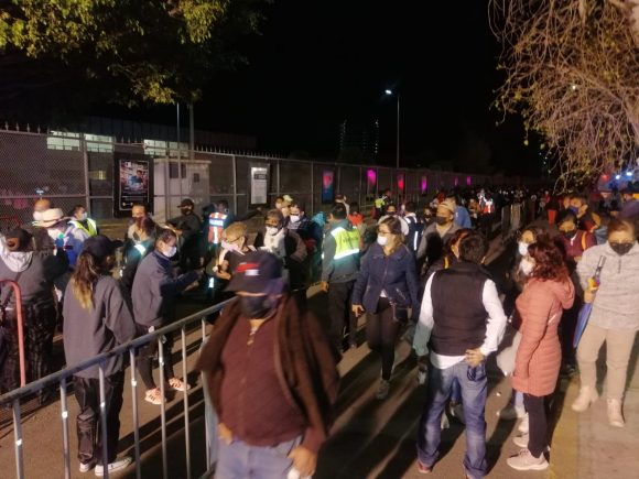 bb4375af-92a5-4ff6-a457-829666078f64 (FOTOS Y VIDEO) Cayó la noche y los abuelitos siguen esperando la vacuna fuera de C.U