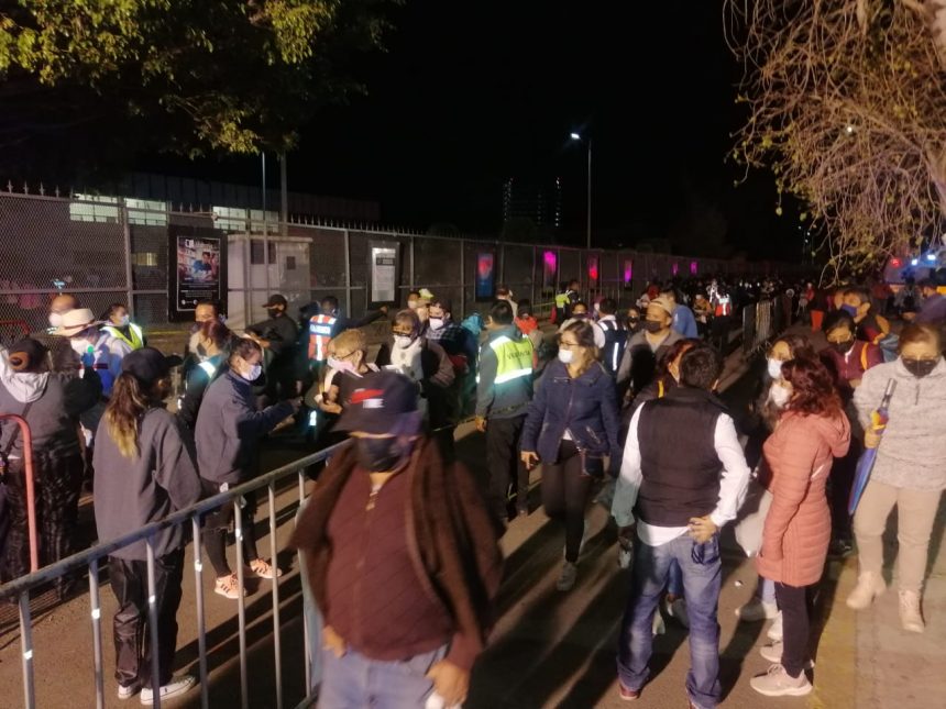 (FOTOS Y VIDEO) Cayó la noche y los abuelitos siguen esperando la vacuna fuera de C.U