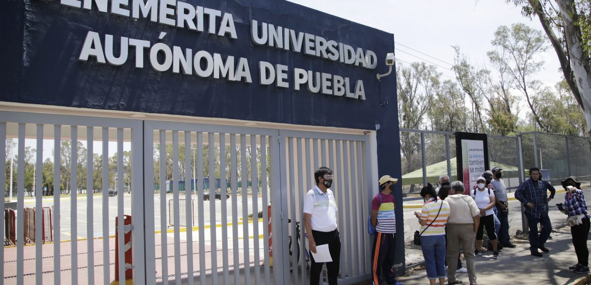 (FOTOS Y VIDEOS) “Abuelitos” ya se forman en C.U desde viernes para espera vacuna hasta lunes