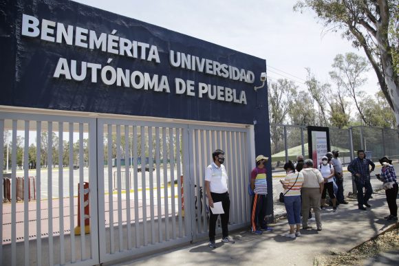 (FOTOS Y VIDEOS) “Abuelitos” ya se forman en C.U desde viernes para espera vacuna hasta lunes