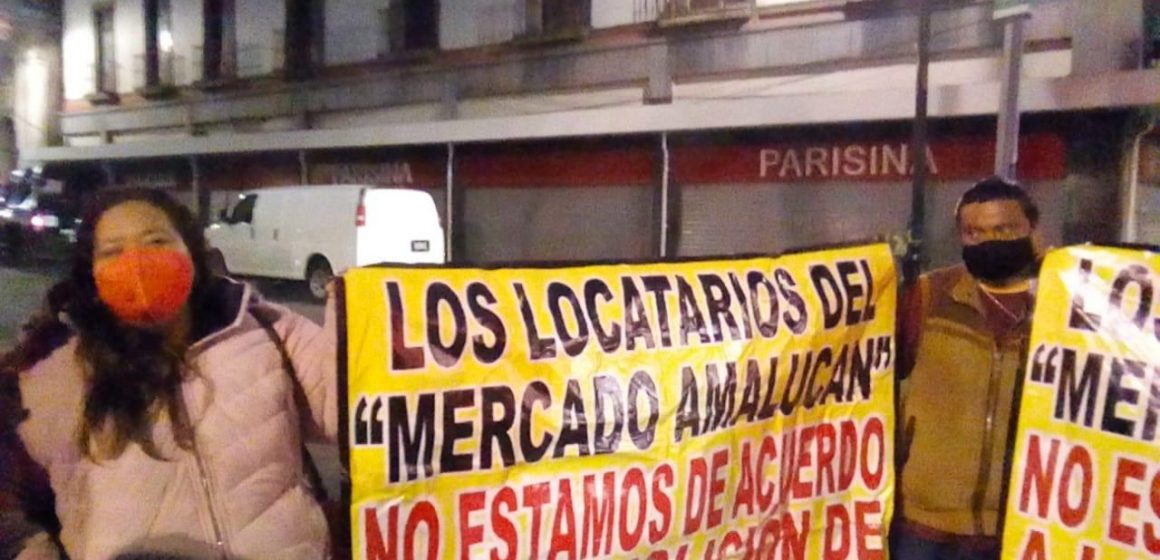 Comerciantes de Amalucan protestan en Palacio Nacional contra Claudia Rivera